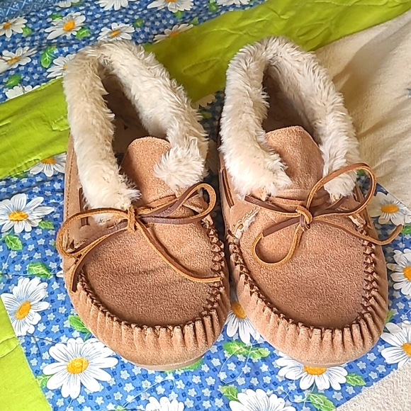 Minnetonka Shoes - Minnietonka 8 slipper moccasin fur house shoes bootie leather